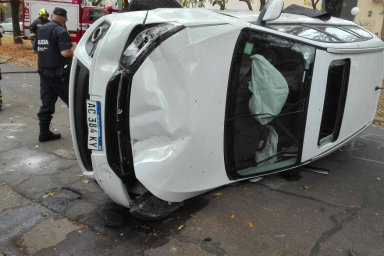 Accidente vehicular en planta urbana