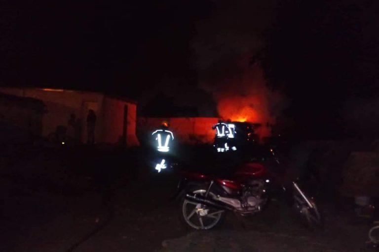 Incendio de vehículo en Lucía B. Pastor