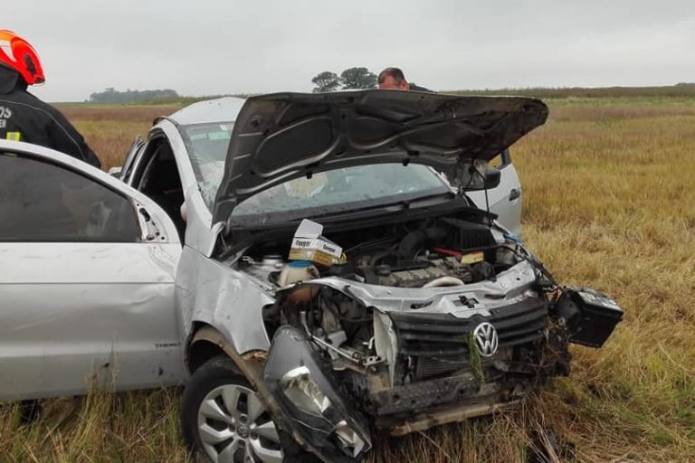 Automóvil volcado en RN33