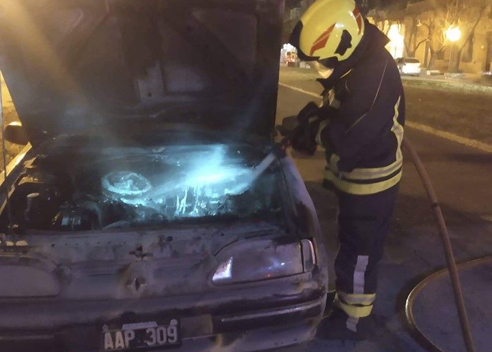 Incendio de automóvil en calle Pasteur