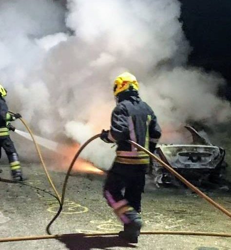 Incendio vehicular en calle Rivadavia