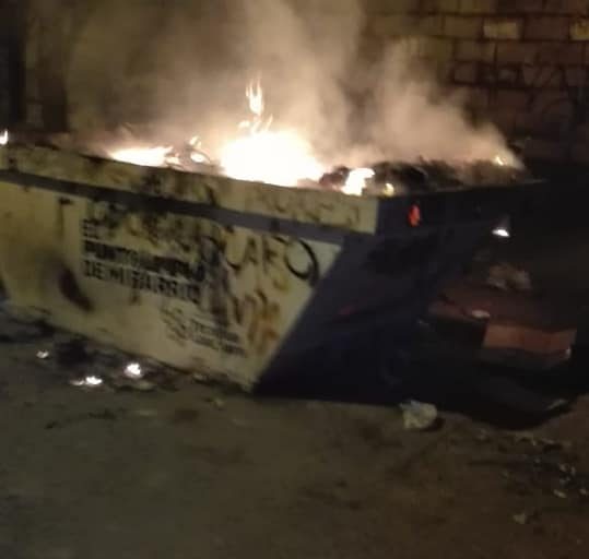 Incendio de un volquete en la vía pública